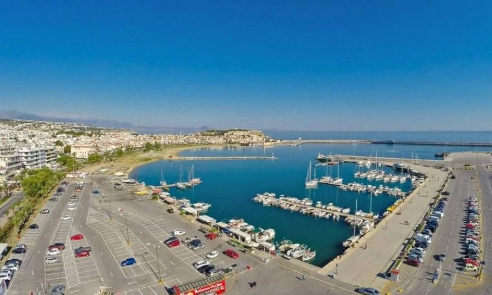 Θρίλερ στο Ρέθυμνο: Επιδειξίας παρενόχλησε κοπέλες στη μαρίνα